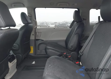 2014 Toyota Sienna Se 8 Passenger z USA, uszkodzony, nr VIN 5TDXK3DCXES432890